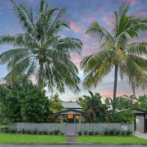 Holiday home Sweet Creek Cottage, Palm Cove, 200m To Beach, Heated Pool, Pets, Palm Cove